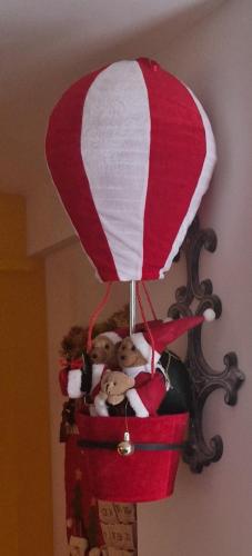 a hot air balloon filled with stuffed teddy bears at Villa Poppies Holidays - Noel et Nouvel An Villa avec spa privatif plage Ouistreham 14 pers Baby-Foot EVG Groups XXL Ouistreham Riva Bella D-Day Beaches in Ouistreham