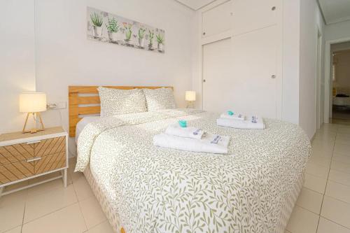 a bedroom with a bed with two towels on it at Appartement Capitolio Albir 1G in Albir