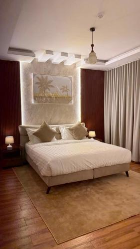 ein Schlafzimmer mit einem großen Bett in einem Zimmer in der Unterkunft فواصل2 in Tabuk