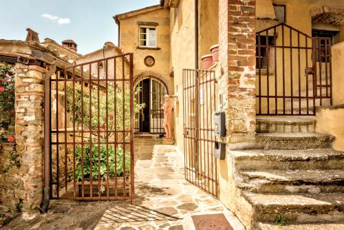 an entrance to a house with an iron gate at Antica Dimora in Capolona