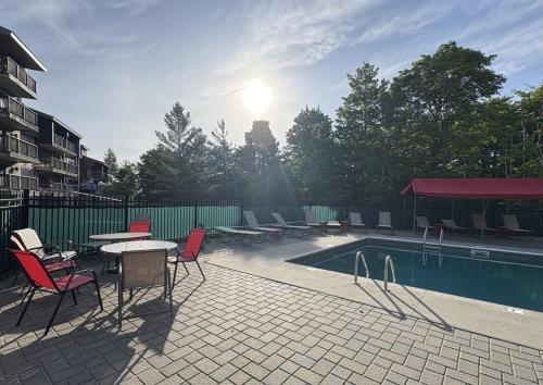 a pool with chairs and a table and a table and chairsitures at Killington resort: Walk to Mountain, Biking & Pool in Killington