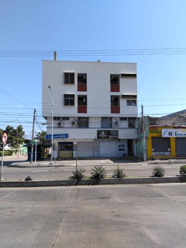 an empty street in front of a white building at hotel habiby32 descansa in Barranquilla