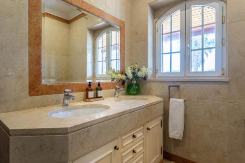 a bathroom with a sink and a mirror at Casa do Marco in Sintra