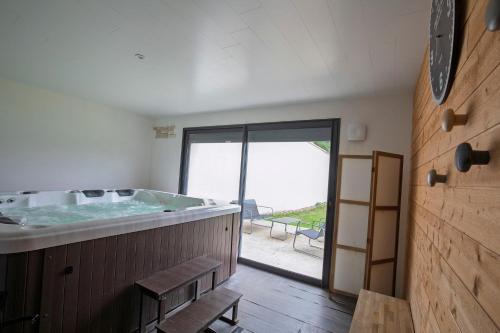 eine große Badewanne in einem Zimmer mit Terrasse in der Unterkunft L'esca'lac in Grande Riviere