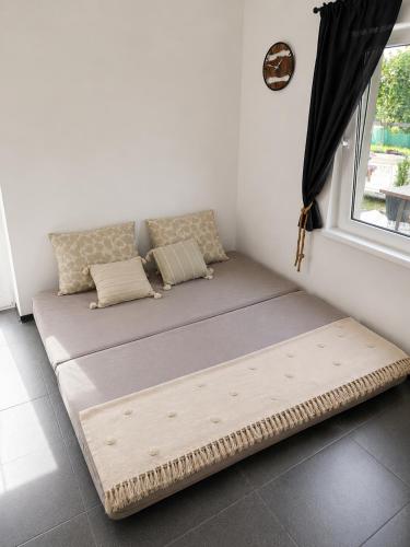 a couch in a room with a window at Glamping Cesty bez kompasu in Horní Jiřetín