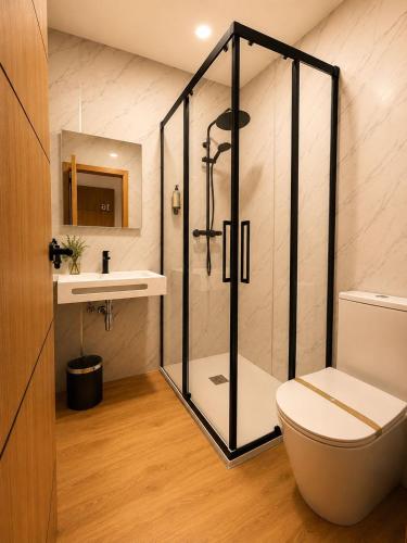 a bathroom with a shower and a toilet and a sink at Dos Romeiros in Palas de Rei
