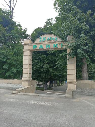a park entrance with a sign that reads usmc parkitsch at Park Hotel in Quba