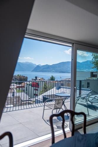 a balcony with chairs and a view of the water at DAS ANTON - Penthouse mit Seeblick und kostenloser Garage in Gmunden