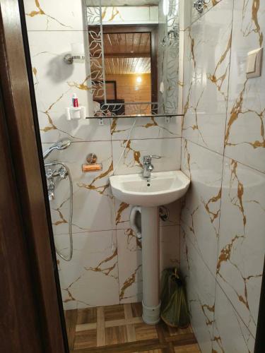 a bathroom with a sink and a mirror at GomisMta-Luxury Cottage with Panor in Gomi