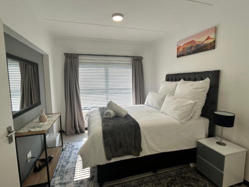 un dormitorio con una cama grande y una ventana en Comfy 1 Bed 1 Bath En-Suite, en Chartwell