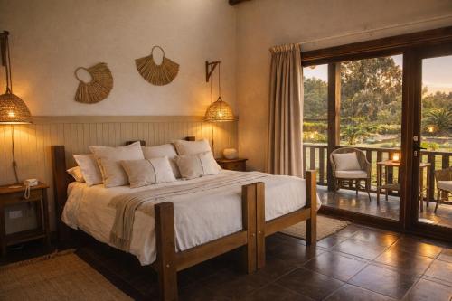 a bedroom with a bed and a balcony at Hotel Casa De Campo in Santa Cruz