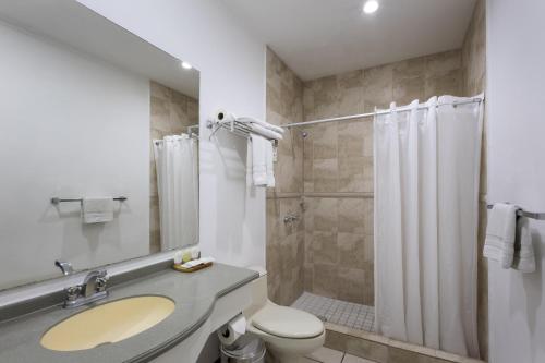 a bathroom with a sink and a toilet and a shower at Hotel Mirador Plaza in San Salvador