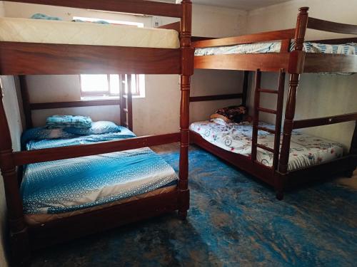 two bunk beds are in a room withthritisthritisthritisthritisthritisthritisthritisthritis at Casa campo Villa Yaneth in Pueblo Bello