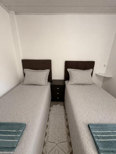 two beds sitting next to each other in a room at Studio Planejado no Centro de Campos Novos in Campos Novos