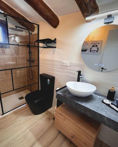 a bathroom with a sink and a mirror at El Mirador de Mesones in Mesones de Isuela
