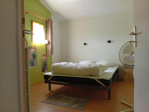 a bedroom with a bed in a room at Maison de vacances Pradines in Pradines
