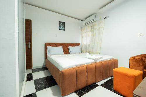 a bedroom with a bed and a checkered floor at Residence Singa in Abidjan