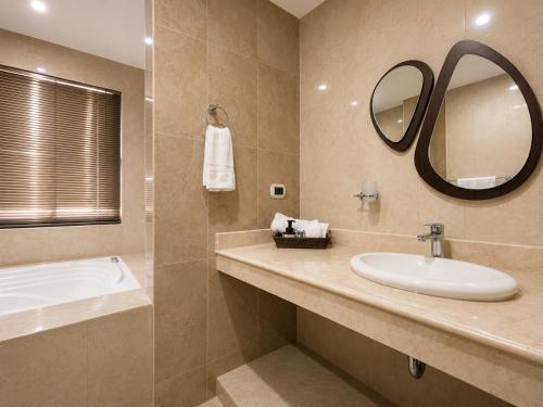 a bathroom with a sink and a mirror at Espectacular, Casa Vacacional Jpol in Cali