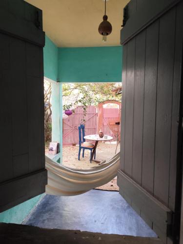 a room with a hammock in the middle of a house at Chalé da sereia apart-hotel Oásis no centro de jericoacoara in Jericoacoara