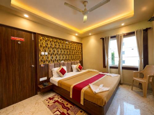a hotel room with a bed and a window at SEA BEACH HOTEL Near Swargadwar-Golden Beach- Jagannath Temple - PARK , Fully Air Conditioned Rooms ,Wifi , Lift , And Free Parking , BEST HOTEL IN PURI in Puri