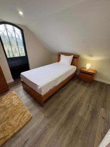 a bedroom with a bed and a window at Casa Barros in Campanário