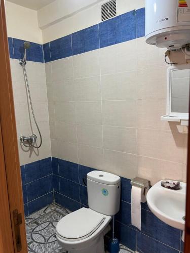 a bathroom with a toilet and a sink at Appartement Pour Vacances in Agadir