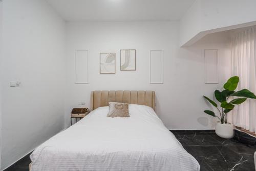 a bedroom with a bed with a pillow on it at חופשה בממלכה in Ashkelon
