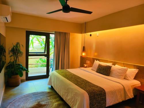 ein Schlafzimmer mit Bett und Deckenventilator in der Unterkunft Hotel Ikzam Palenque in Palenque