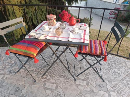 a table with two chairs and a table with a tablecloth at Mon Petit Château Grand appartement de 120 m2 in Pajay
