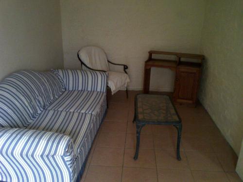 a small living room with a couch and a chair at Isikhoma-Khoma in Hilton