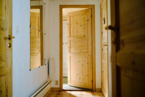a hallway with an open door and a mirror at Sabines Sjöstuga in Bjärtrå