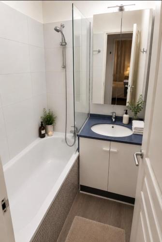 Cannes Beach Residence -Terrace- 2min to Beach - AC - WIFI - Pool