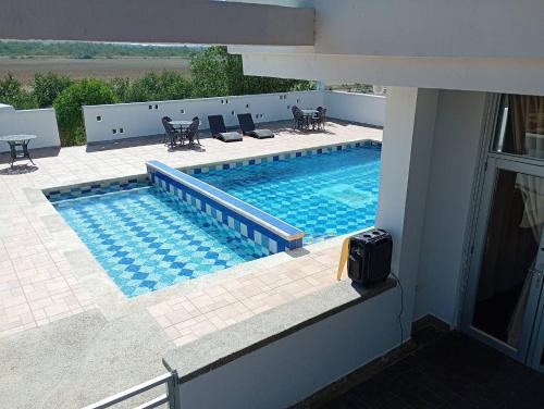 a swimming pool with a table and chairs next to a building at Astilleros Santa Veronica in Santa Verónica