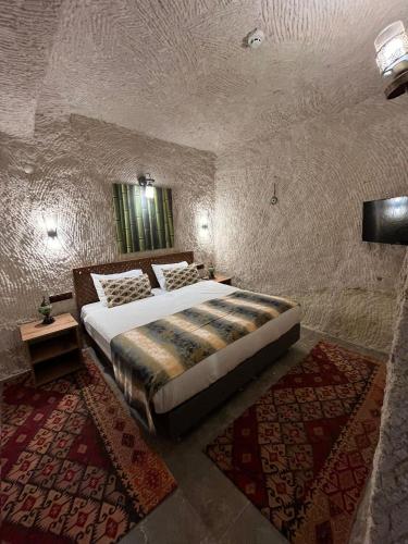 a bedroom with a large bed in a room at ÖzkanHouse in Ürgüp