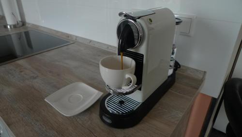 eine Kaffeemaschine zur Zubereitung einer Tasse Kaffee in der Unterkunft Luxusappartement in Meerbusch