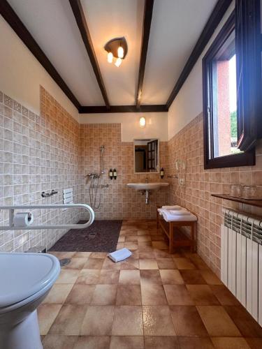 a bathroom with a toilet and a tub and a sink at El Mirador de Deva in Deva