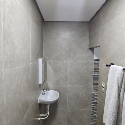 a bathroom with a sink and a toilet at Hotel Rei in São Bernardo do Campo