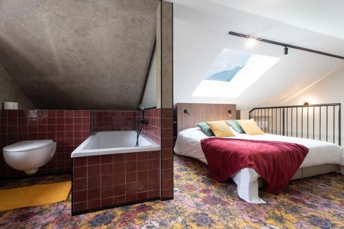 a bedroom with a bed and a bath tub at L'Entre Nous Climatisation Terrasse in Saint Avre la Chambre