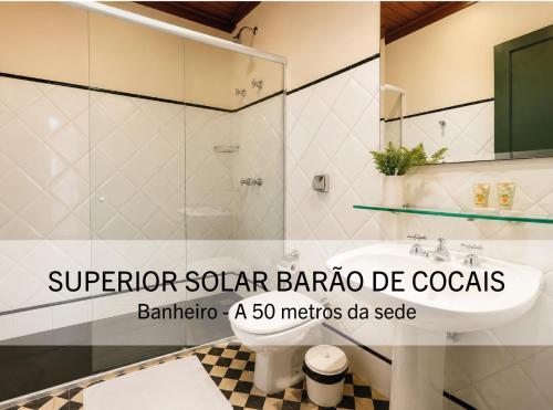 ein weißes Badezimmer mit Waschbecken und Dusche in der Unterkunft San Diego Suítes Hotel Quadrado in Santa Bárbara