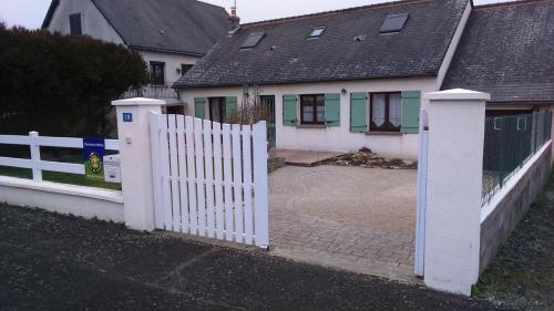 a white fence in front of a house at L'écume du Cher in Bléré