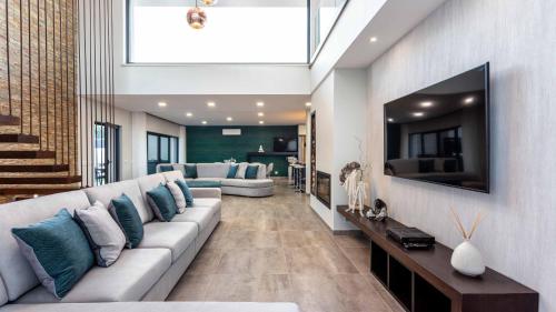 Private Alvor villa with pool and Jacuzzi