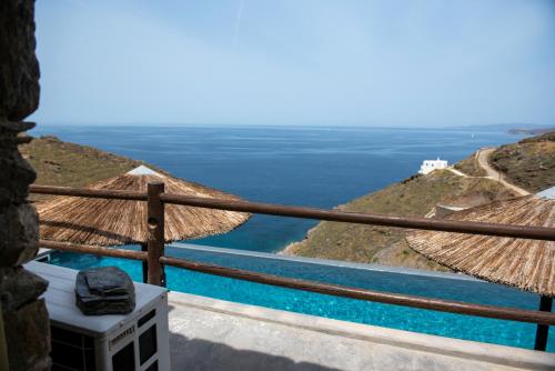 Meerblick von einer Villa in der Unterkunft Off the beaten path! Poolside Studio in Kythnos