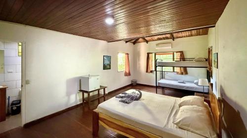a room with a bed and a bunk bed at El Clan Hostel in Puerto Viejo