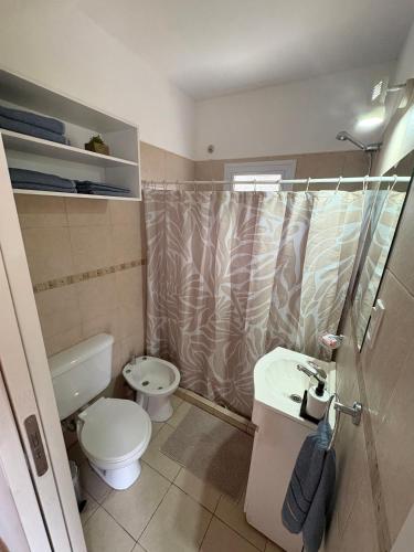 a bathroom with a toilet and a sink and a shower at Villa Los Cóndores in Las Chacras