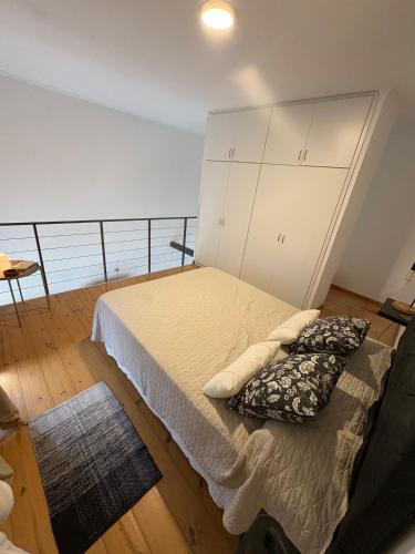 a bedroom with a bed and a balcony at Villa Los Cóndores in Las Chacras