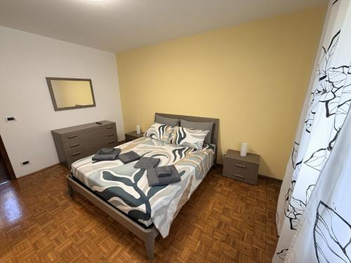 a bedroom with a bed with two towels on it at Casa Sottomonte in Venzone