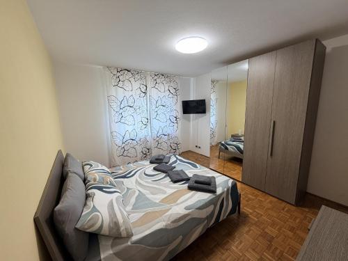 a bedroom with a bed with towels on it at Casa Sottomonte in Venzone
