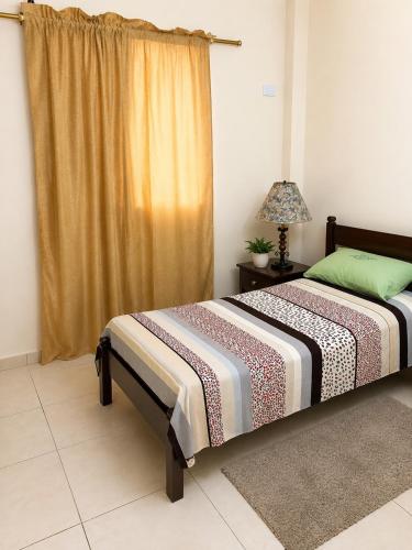 a bedroom with a bed and a window at Suite Melón in Santa Elena