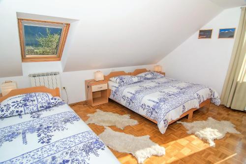 מיטה או מיטות בחדר ב-Apartments and Rooms Tajcr