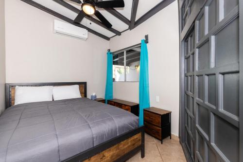 Llit o llits en una habitació de Las Brisas #8 Beachfront - On the sand and steps from Mannys for tacos & tequila